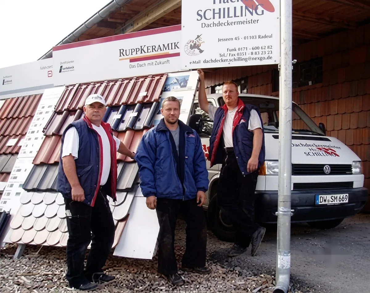 Team von Dachdeckermeister Heiko Schilling vor dem Firmenfahrzeug