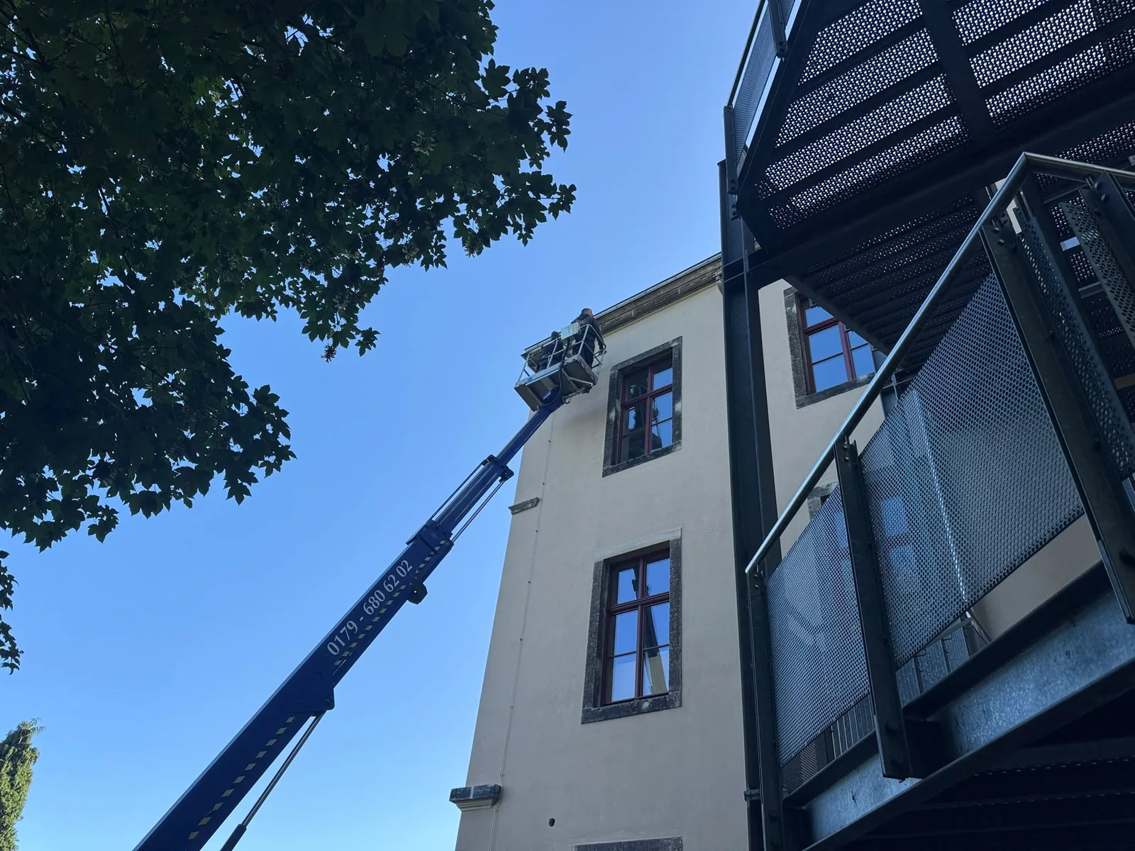 Arbeitsbühne im Einsatz an einer Gebäudefassade