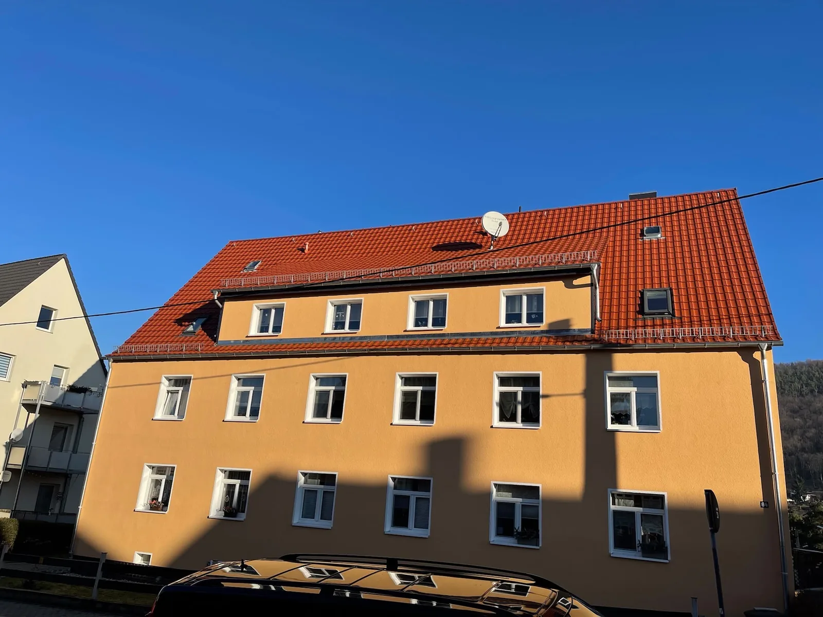 Saniertes Mehrfamilienhaus mit neuer Ziegeleindeckung