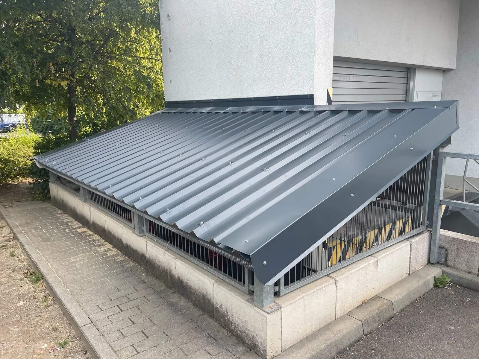 Trapezblecheindeckung aus Metall über einem Anbau – Klempnerarbeit