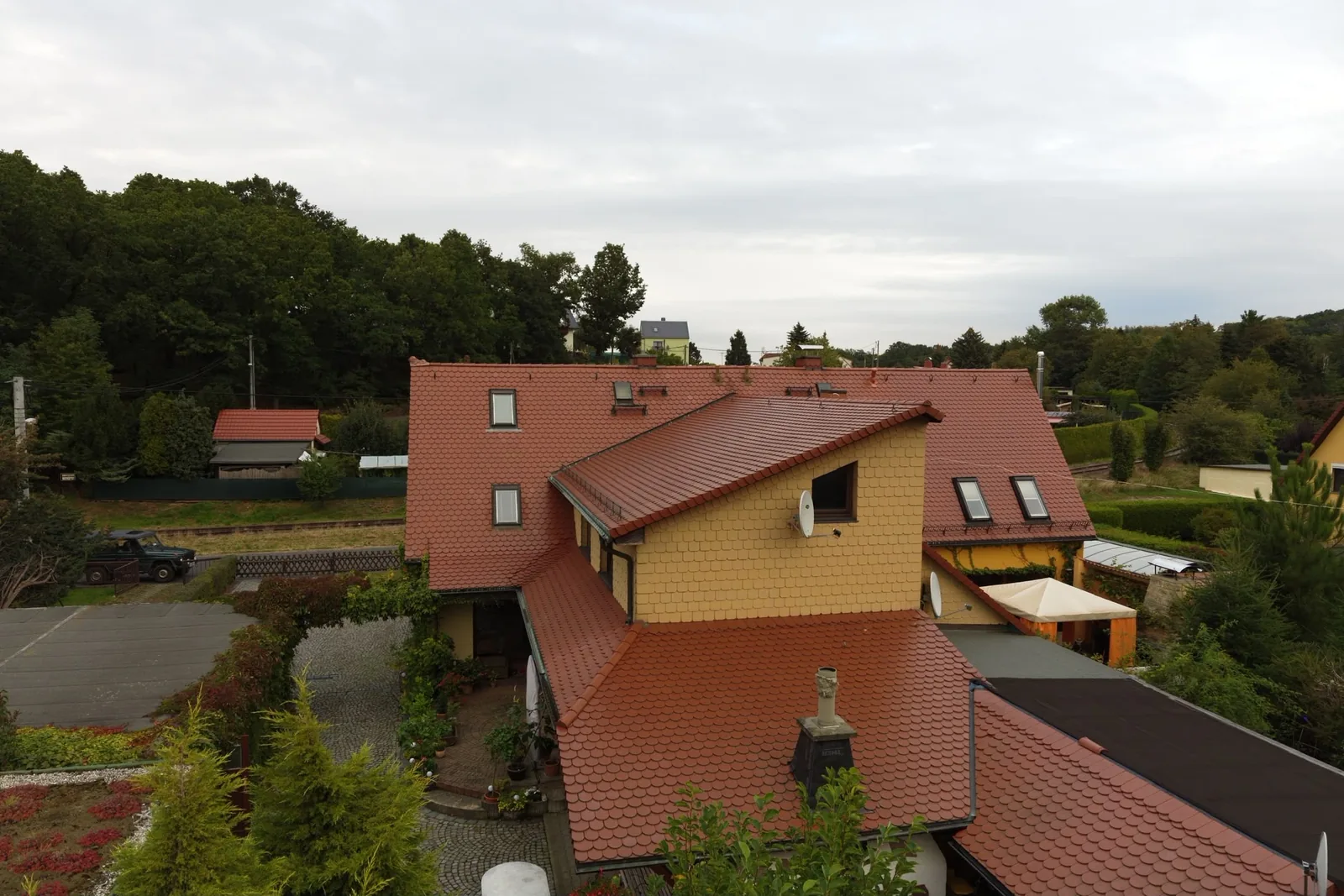 Luftaufnahme eines Wohnhauses mit neuer roter Ziegeleindeckung