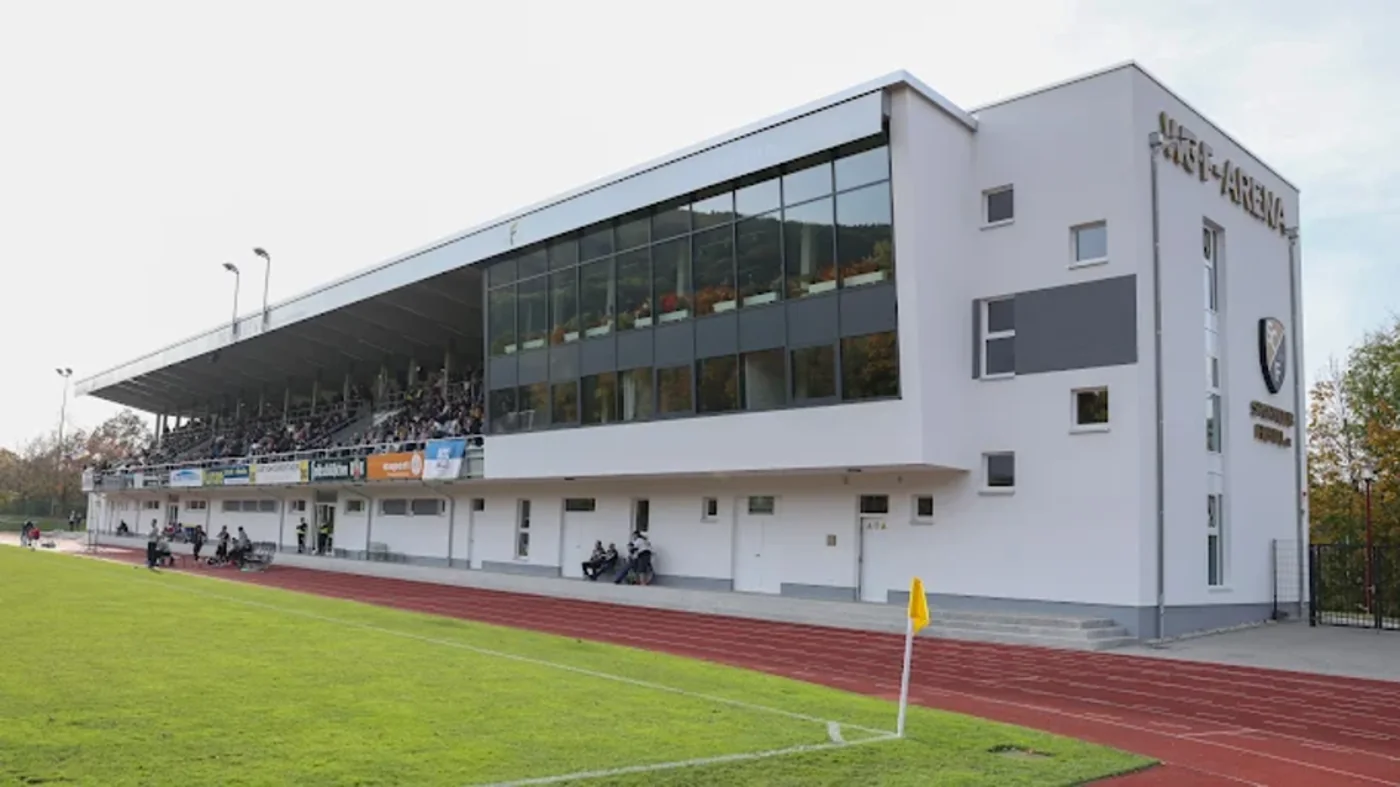 Stadion des SC Freital mit Tribüne und Cateringbereich