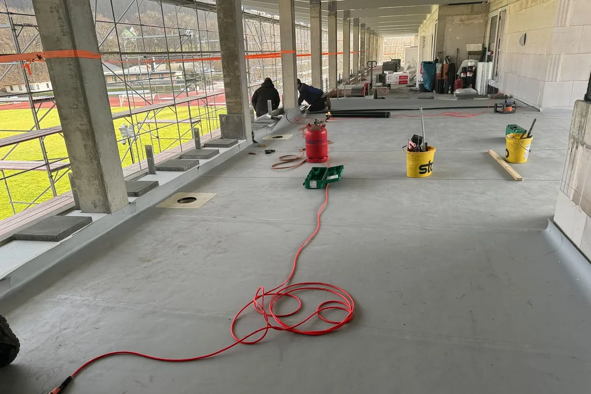 Abdichtungsarbeiten im Cateringbereich des Stadions vom SC Freital
