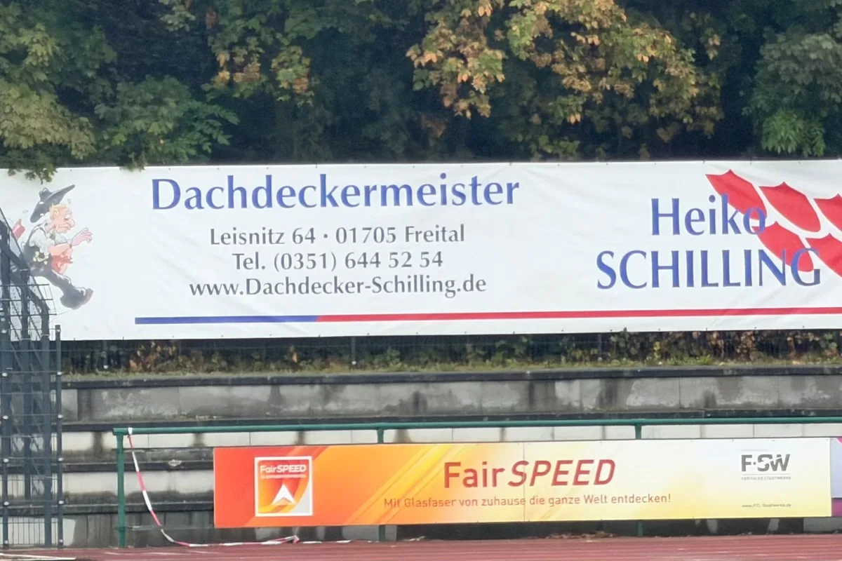 Werbebanner von Dachdeckermeister Heiko Schilling an der Stadiontrib&uuml;ne