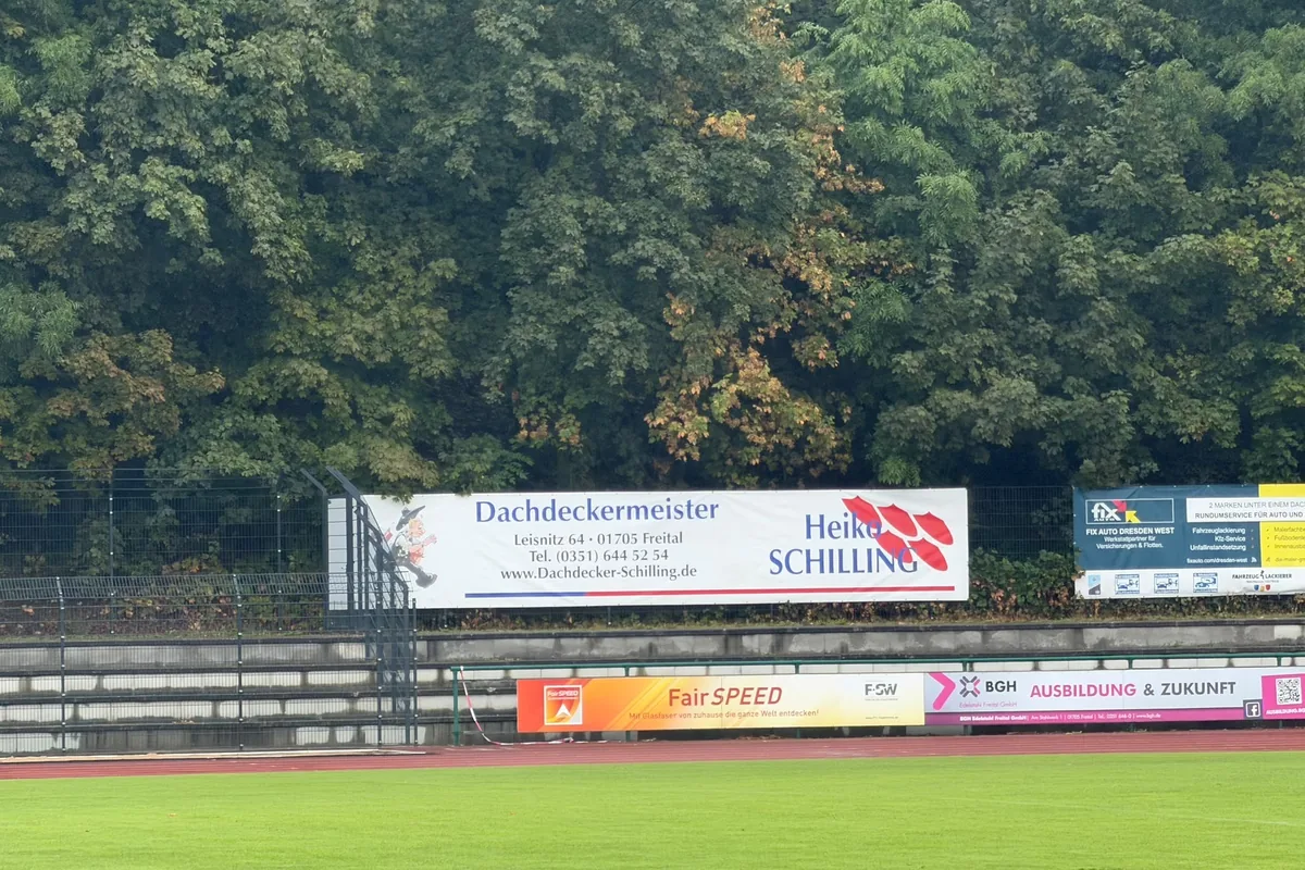 Bandenwerbung von Dachdeckermeister Heiko Schilling am Spielfeldrand des SC Freital